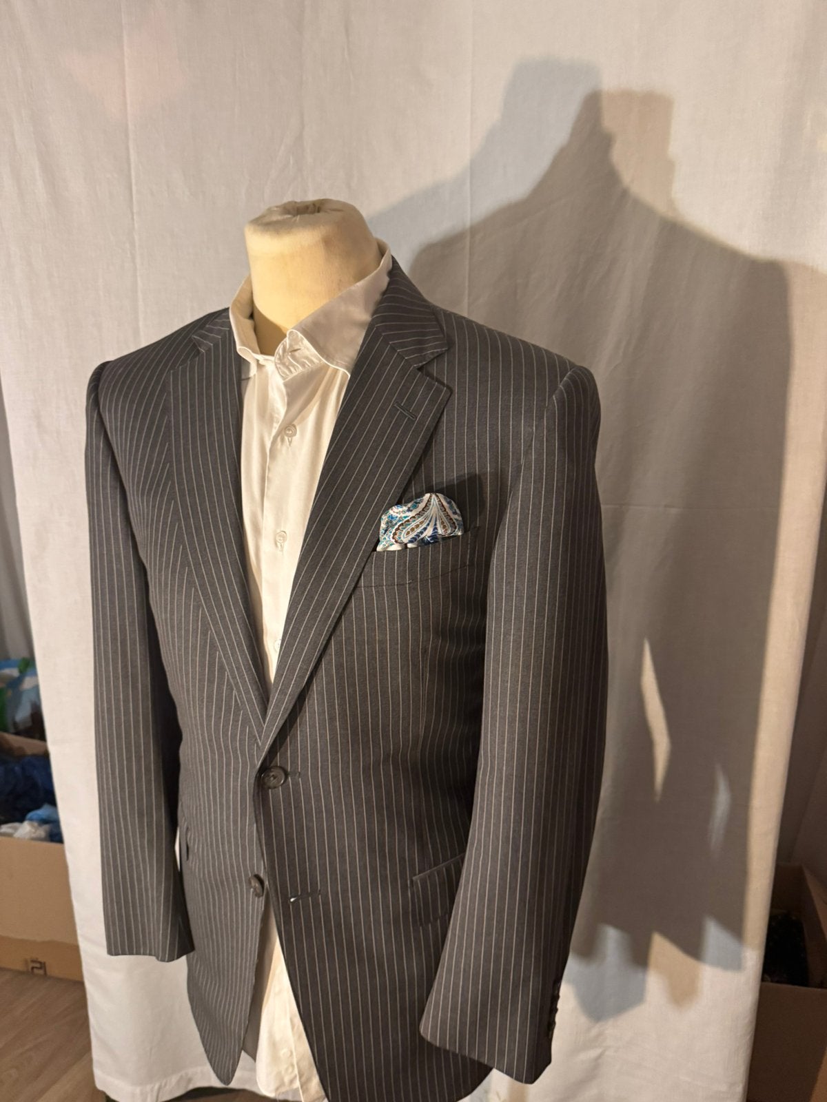 PRACHTIG KOSTUUM VAN BORRELLI MET FIJNE PIN STRIPE, Ophalen of Verzenden, Nieuw, Maat 52/54 (L), Zwart