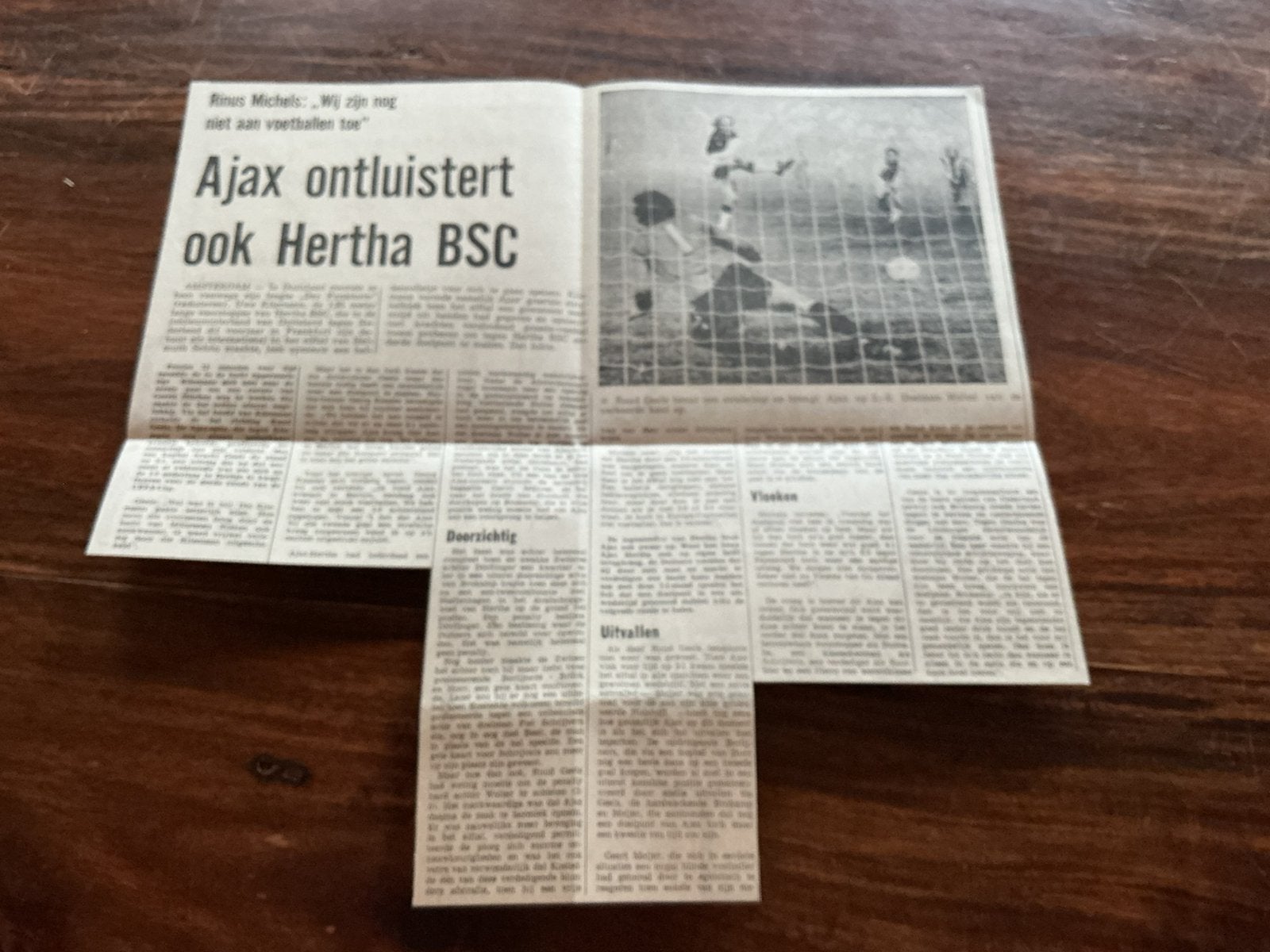 Voetbal krntenrtikel Ajax Hertha BSC november 1975 Geels, Ophalen of Verzenden, Knipsel(s)