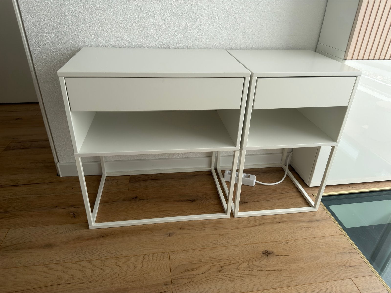 2x IKEA Vikhammer nachtkastjes - Wit (60x39x65 & 40x39x65), Huis en Inrichting, Ophalen, Gebruikt, 55 tot 70 cm, 45 tot 65 cm