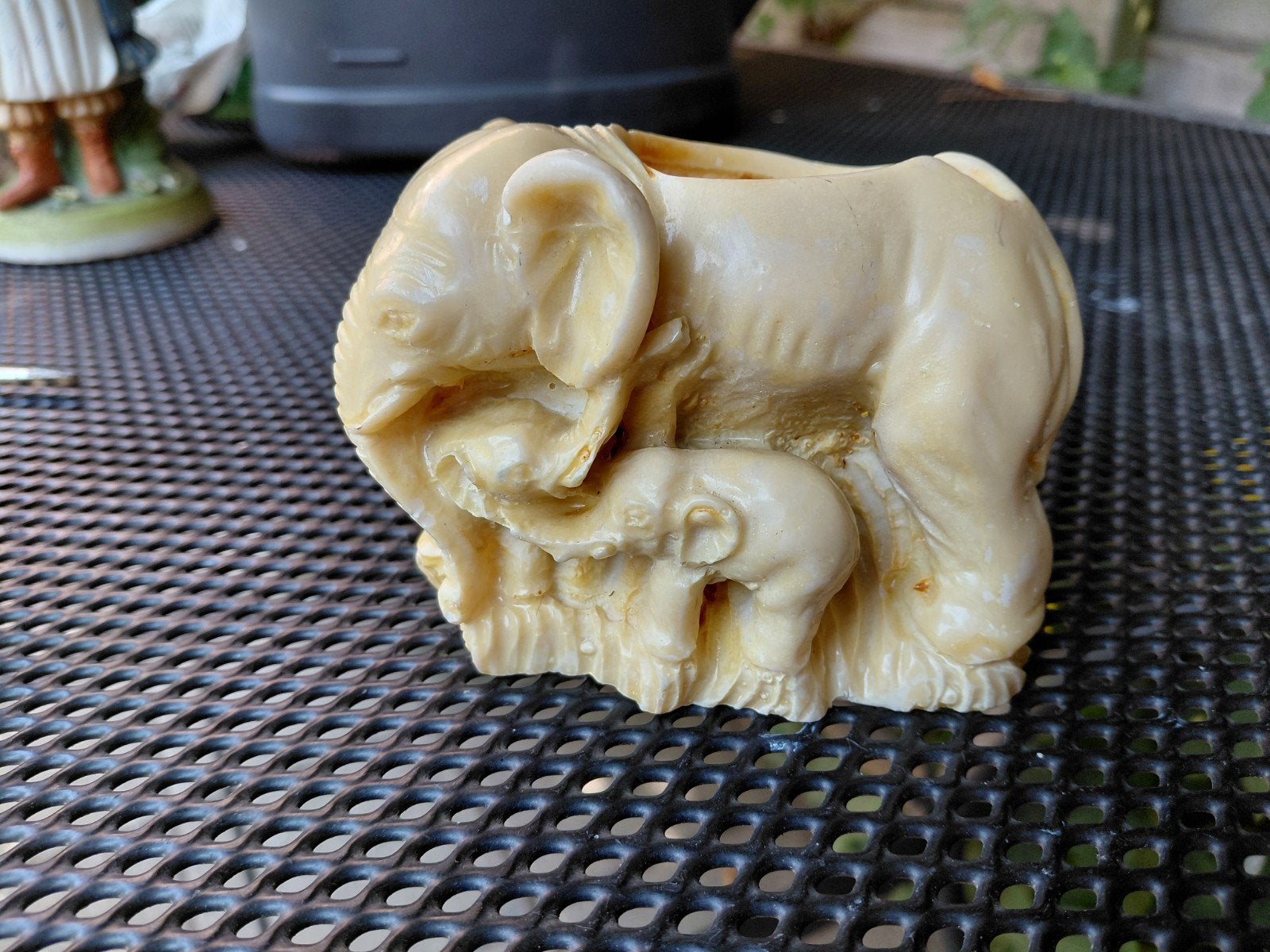 Fraai oud beeldje: Olifant met jongen. Soort gegoten hars, Antiek en Kunst, Ophalen of Verzenden