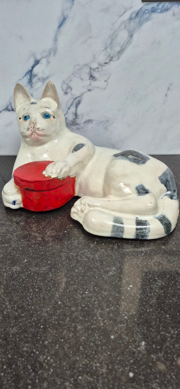 Vintage keramische kat met rode doos, Ophalen of Verzenden