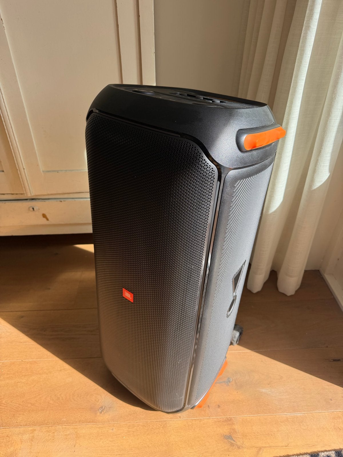 JBL Partybox 710 met 2 draadloze microfoons