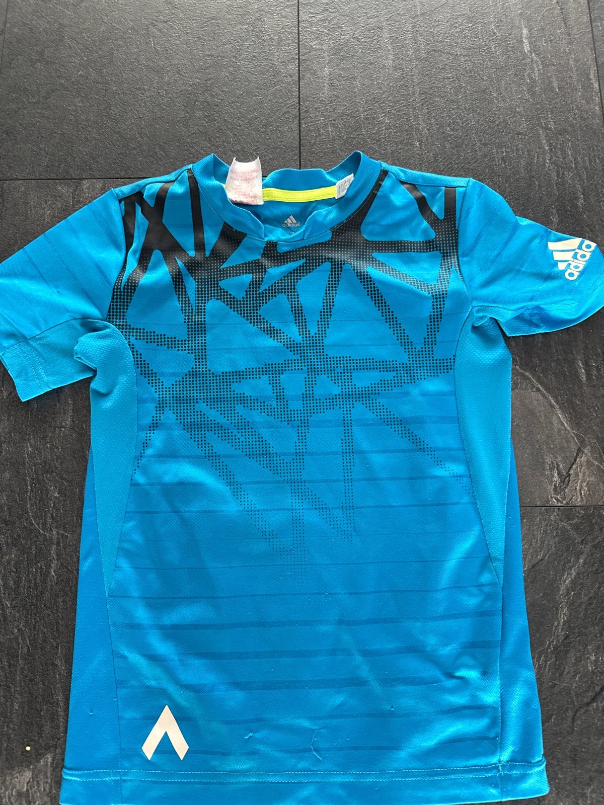 Adidas T-shirt maat 128 - Gebruikt, Ophalen of Verzenden, Gebruikt, Jongen of Meisje