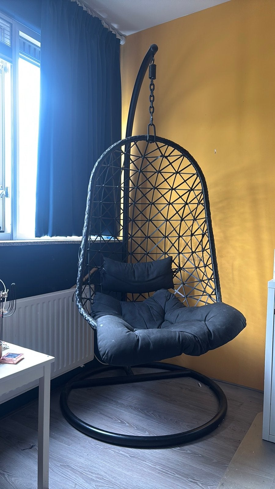 Zwarte hangstoel voor binnen of buiten., Huis en Inrichting, Stoelen, Ophalen, Zwart, Zo goed als nieuw, Metaal