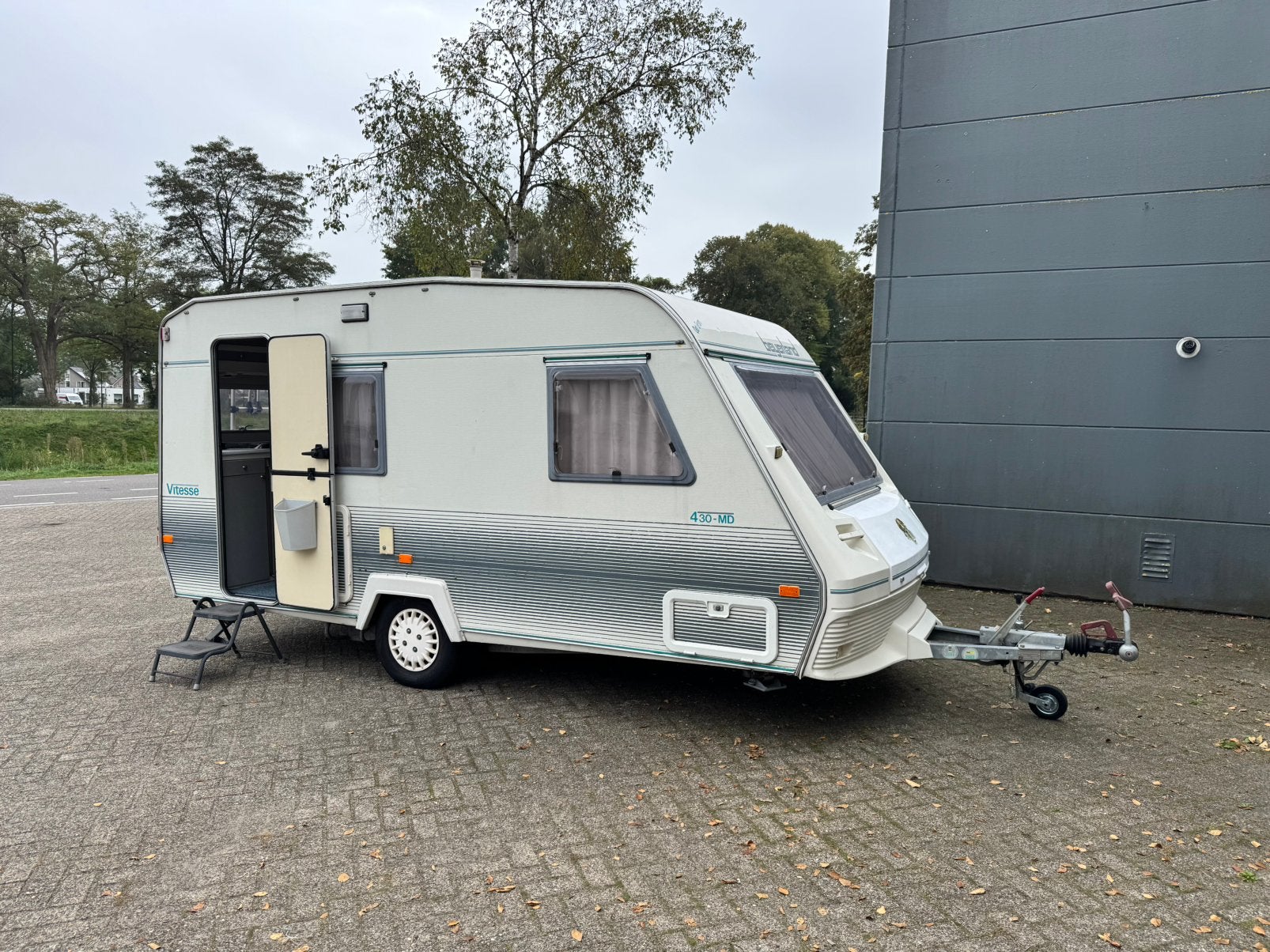 Beyerland 430MD - Fietsendrager, Voortent. Lichtgewicht Koop, Standaardzit, Reservewiel, 2 aparte bedden, Bedrijf