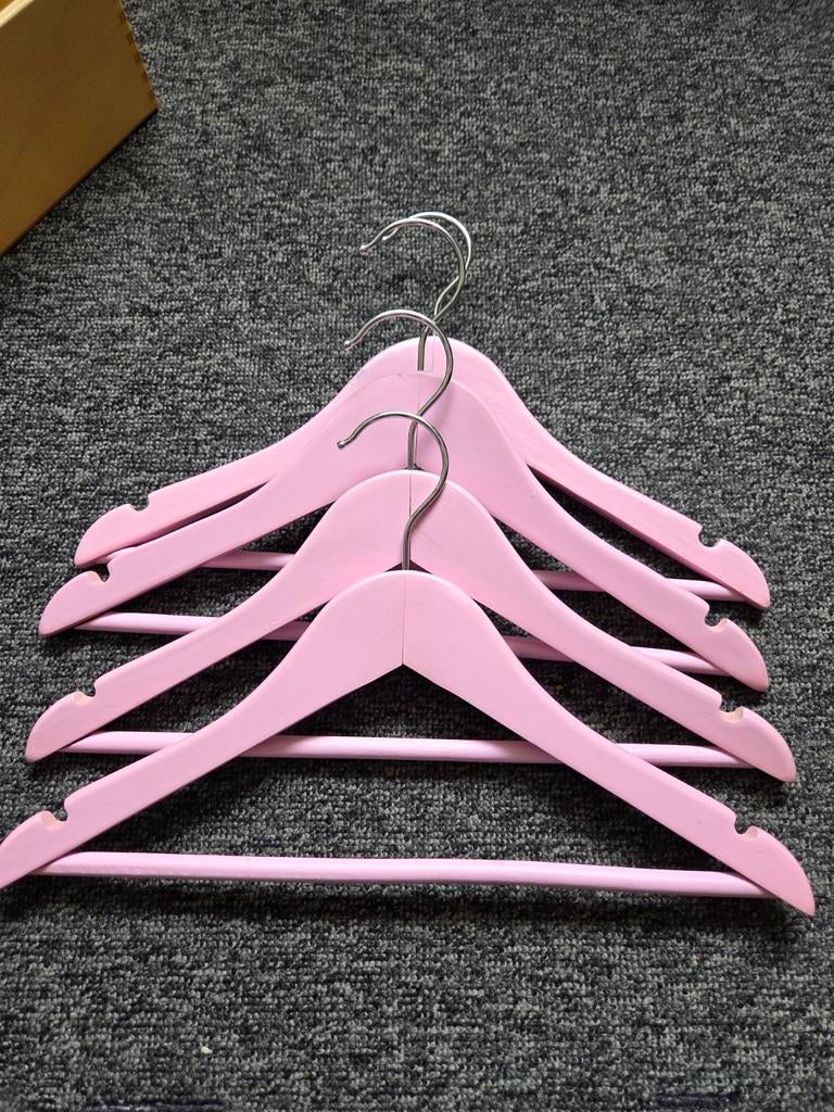 4 roze kinder kleerhangers, Ophalen, Zo goed als nieuw