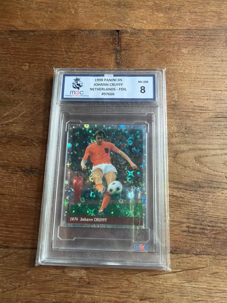 1998 Panini DS Johan Cruyff Foliekaart MGC Graded 8, Ophalen of Verzenden, Zo goed als nieuw, Plaatje