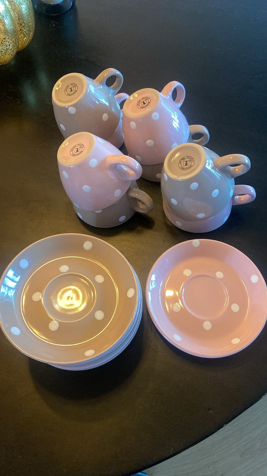 Leuke set van 8 kop en schotels met stippen, Huis en Inrichting, Ophalen, Keramiek, Zo goed als nieuw, Modern