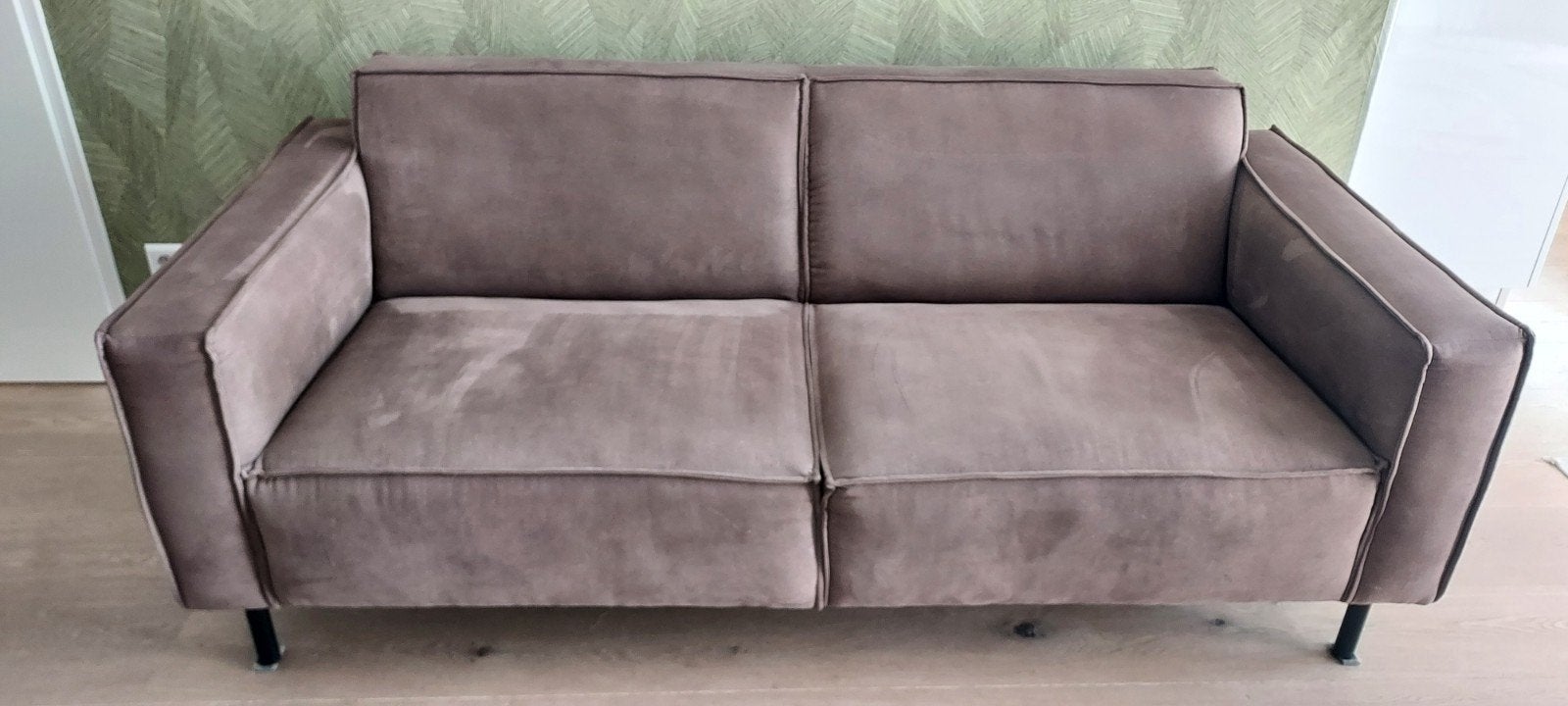 Frisse en mooie 2,5 zits bruine suede-look bank, Huis en Inrichting, Banken | Bankstellen, Ophalen, Overige maten, Modern suede-look bruin