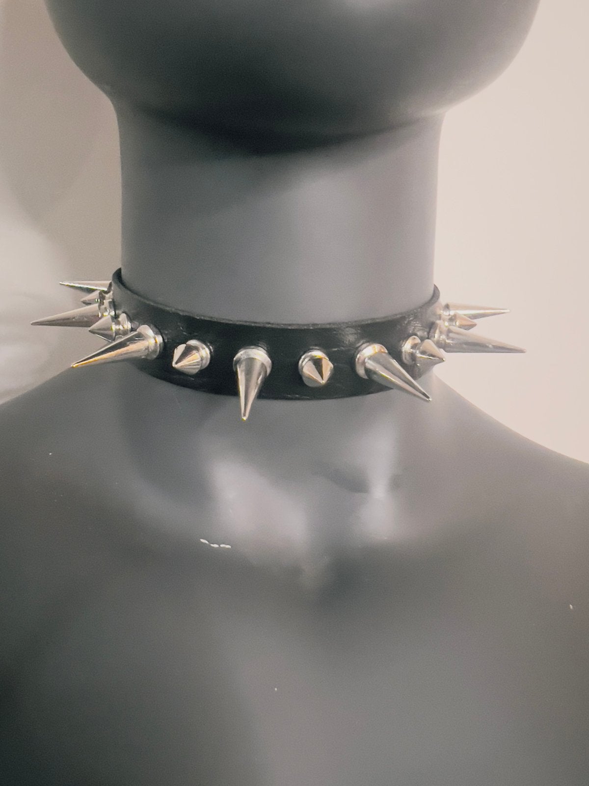 Choker met spikes - Hoge kwaliteit imitatieleer, Kunststof, Verstelbaar, Zwart, Nieuw
