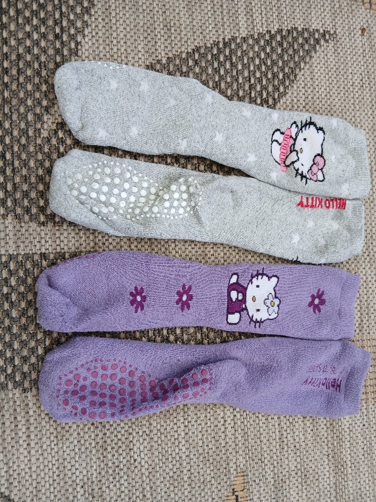 2 paar Hello Kitty anti-slip sokken maat 31-34, Gebruikt, Meisje, Ophalen of Verzenden, Sokken