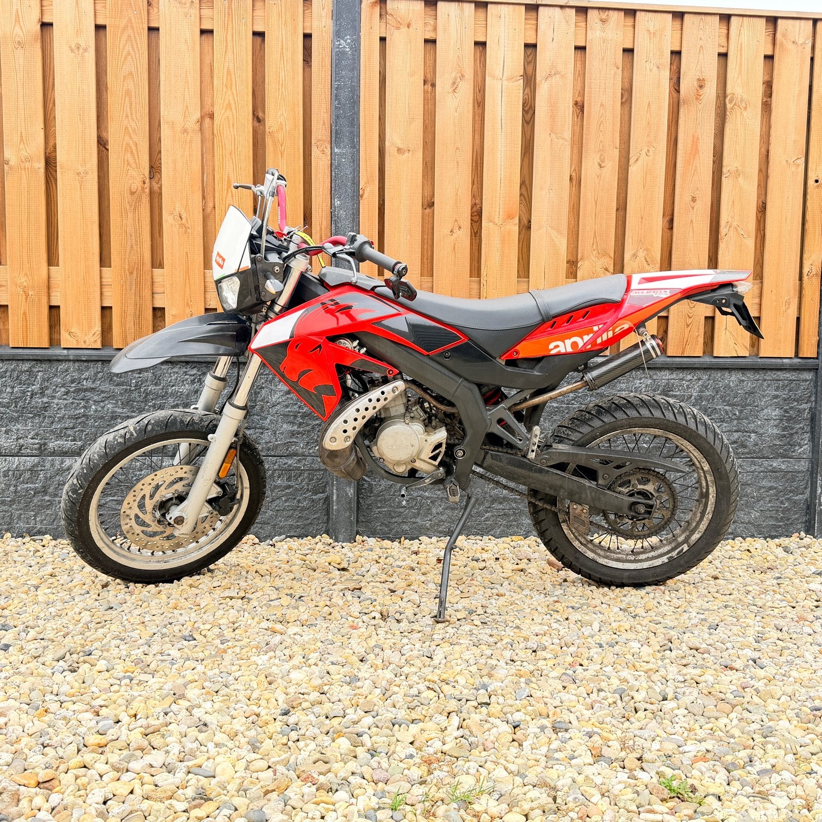 Aprilia SX 50 Red Lion Editie in topstaat, Fietsen en Brommers, Ophalen, 6 versnellingen, Gebruikt, Maximaal 45 km/u