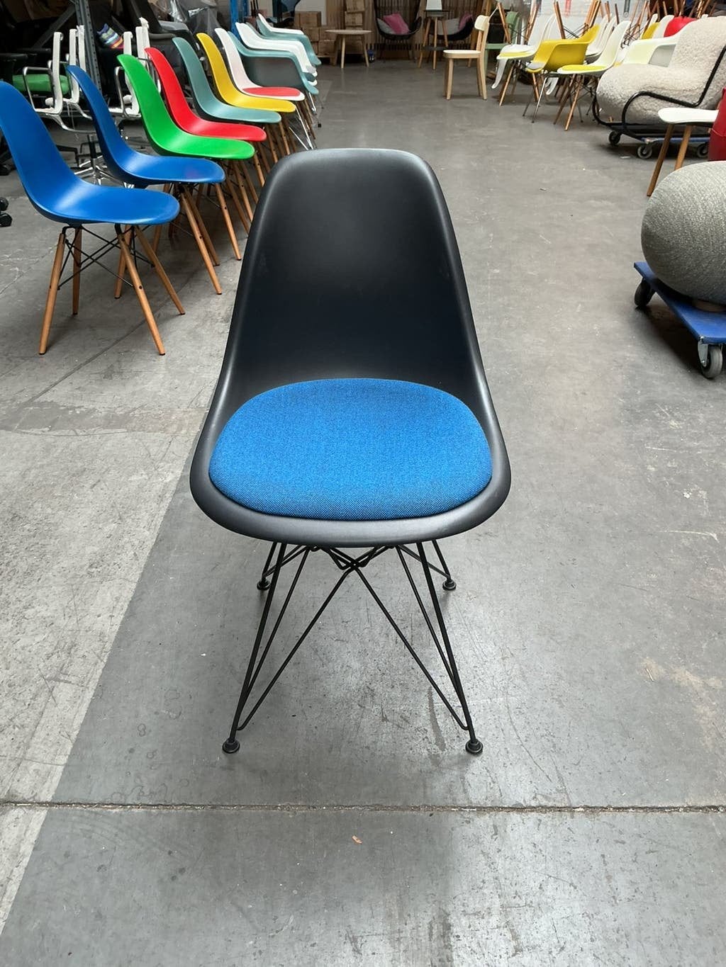 Vitra Eames Plastic Chair DSR | Stoelen | Zwart Frame, Gebruikt, -, Zwart, Kunststof
