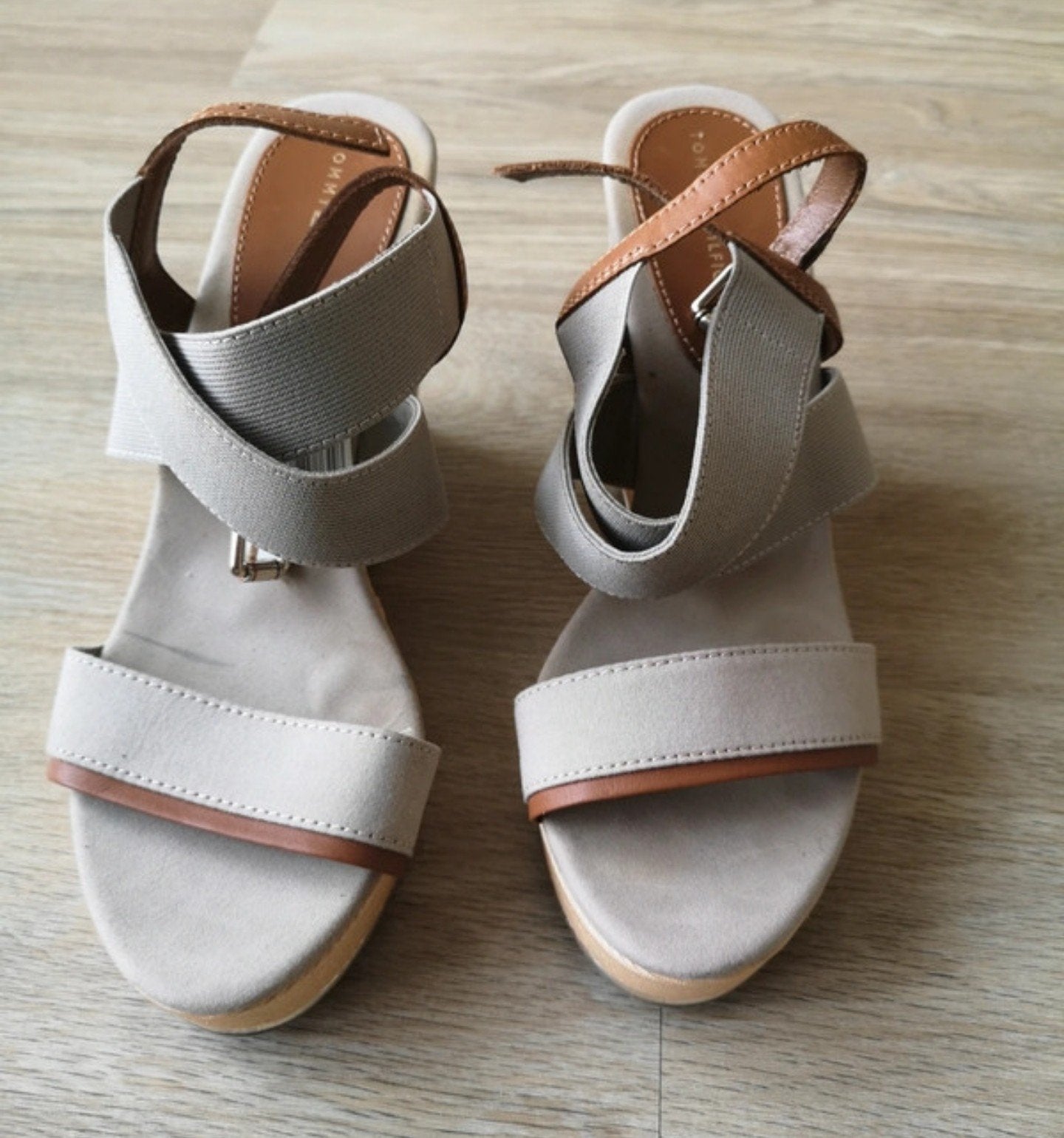 Tommy Hilfiger sleehak sandalen maat 39, Ophalen, Beige, Sandalen of Muiltjes, Zo goed als nieuw