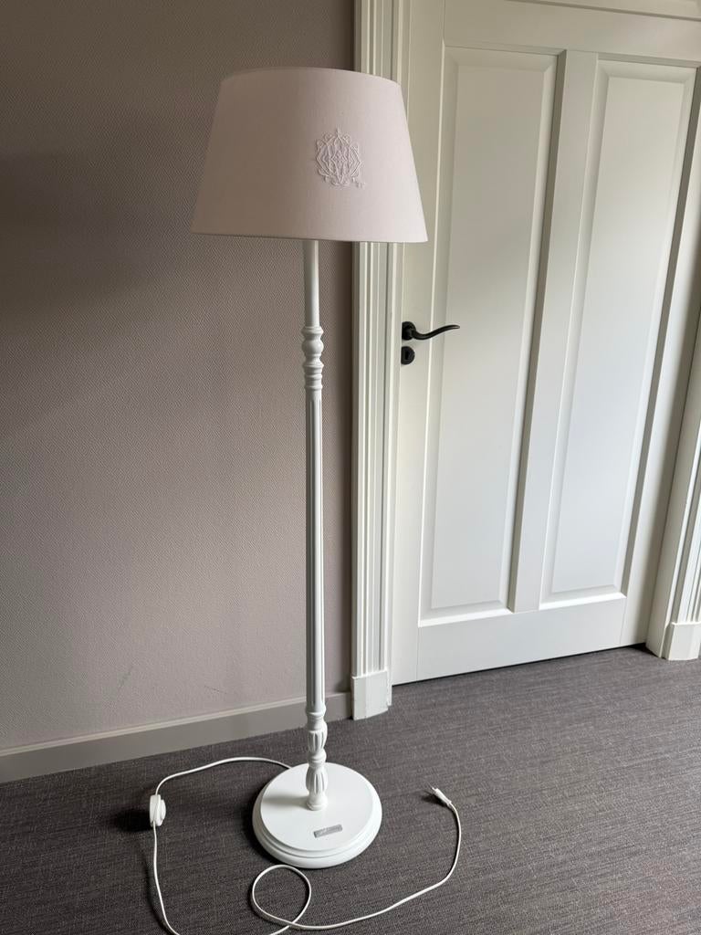 Theophile et Patachou antique vloerlamp + lichtroze kap, Ophalen, Zo goed als nieuw, 150 tot 200 cm