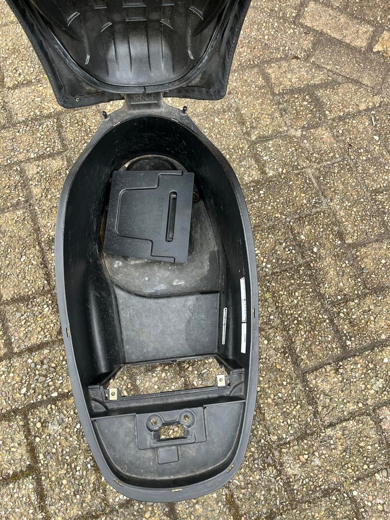 zadel en uitlaat voor Sym Mio 50 I, Ophalen of Verzenden, Zo goed als nieuw
