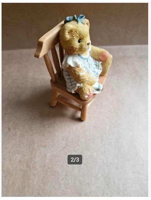 Beren beeldje Dina op stoel hh, Cherished teddies, Onbekend, Ophalen of Verzenden, Cherished Teddies