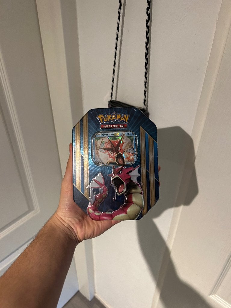 Pokémon Triple Power Tin – Shiny Gyarados EX (2016)  Sealed, Hobby en Vrije tijd, Ophalen of Verzenden, Nieuw, Overige typen