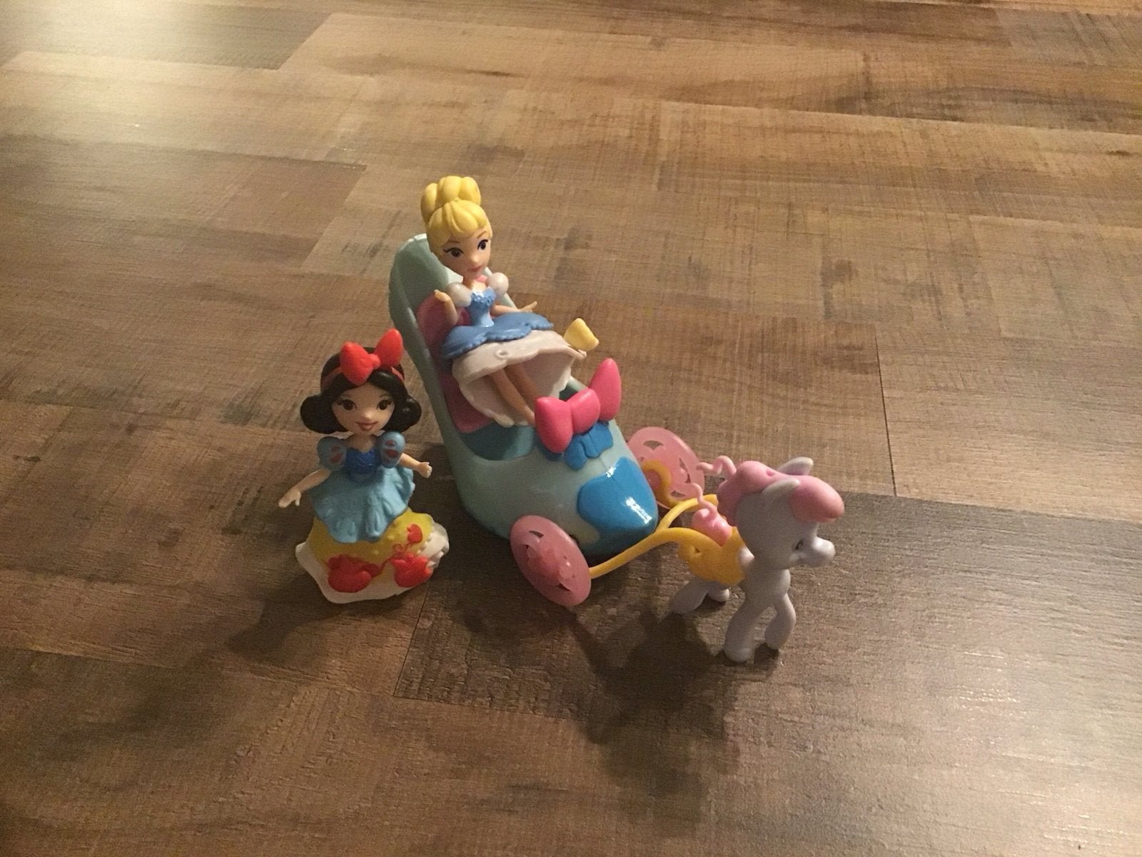 Disney Prinsessen Poppen met Koetsje - Assepoester & Sneeuww, Kinderen en Baby's, Ophalen of Verzenden, Gebruikt, Overige typen