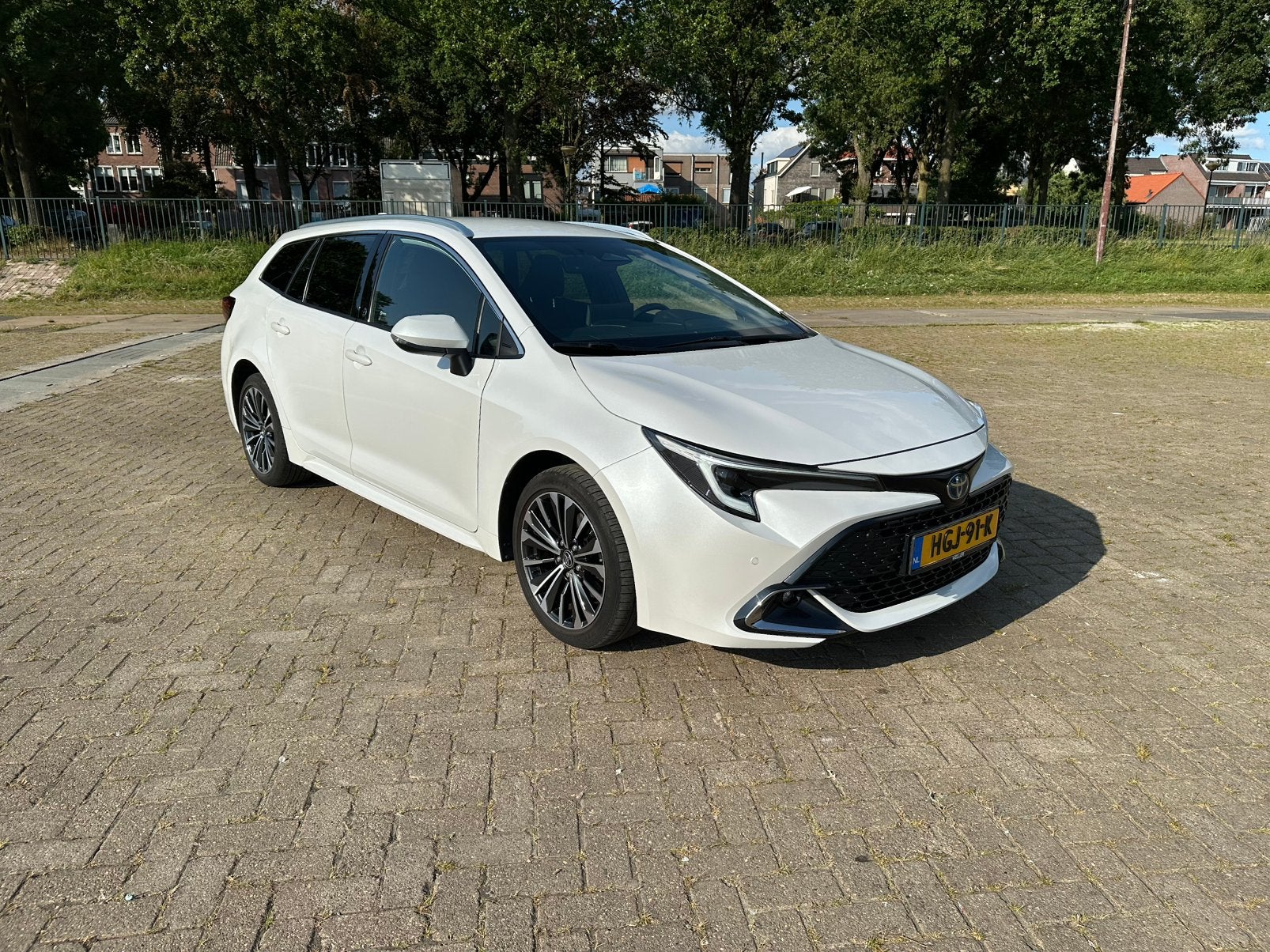 Toyota Corolla TS 2.0 Hybrid 196pk 2024 Parelmoer Wit, Auto's, Dealer onderhouden, 4 cilinders, Leder en Stof, Stationwagon