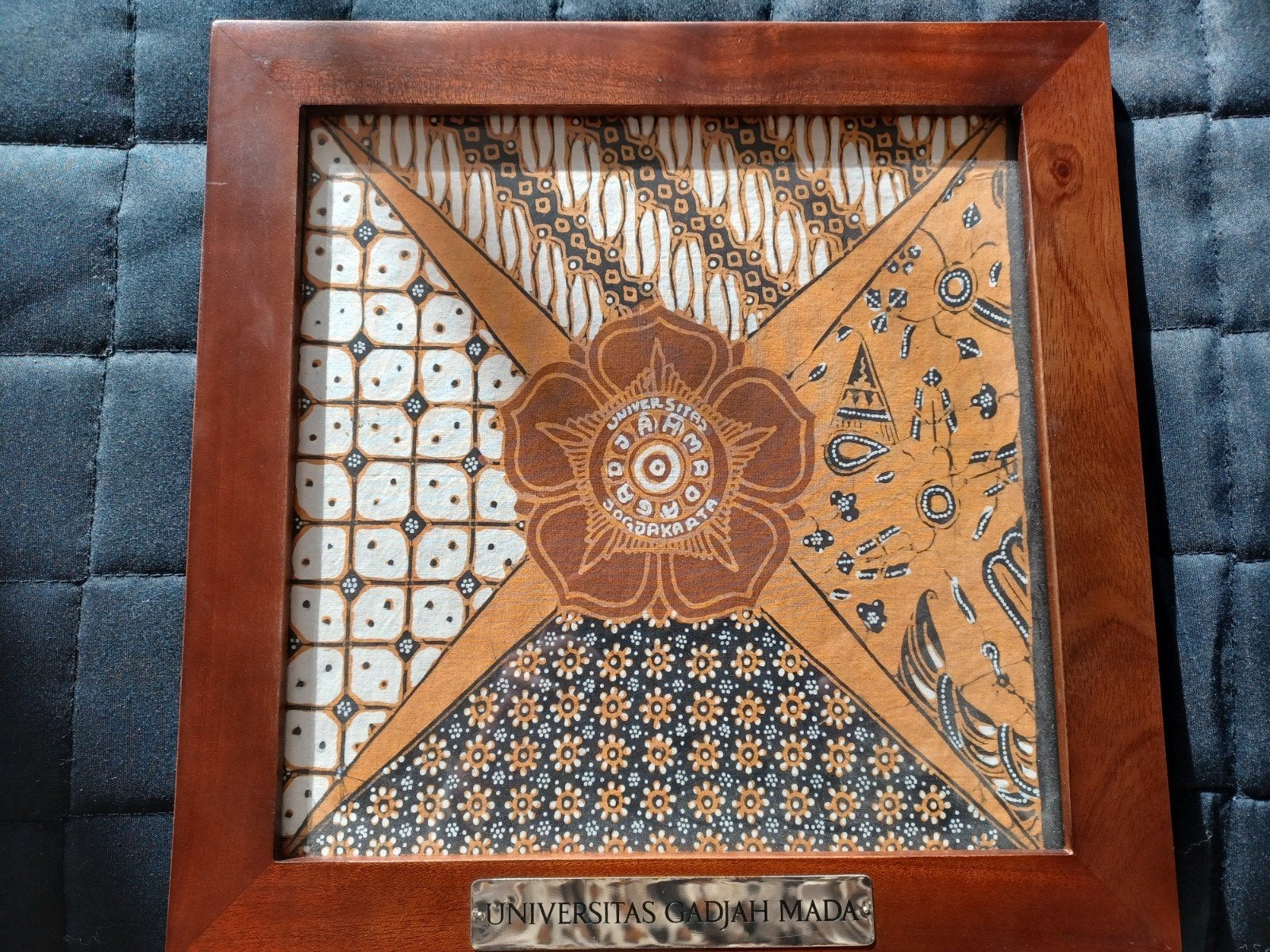 Ingelijste Batik Kunst Universiteit Gadjah Mada, Ophalen of Verzenden, Zo goed als nieuw, Overige onderwerpen, Onbekend