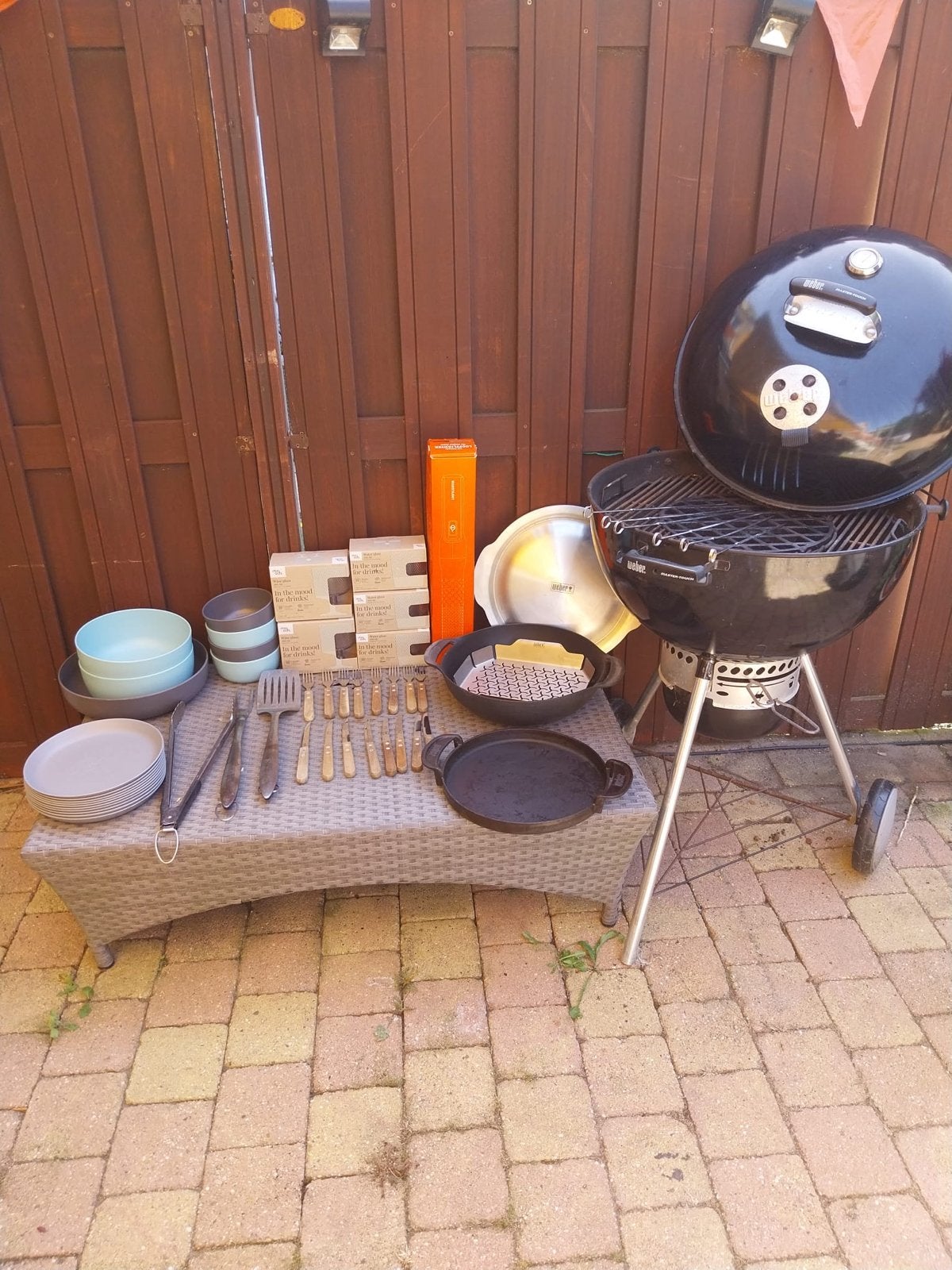 Weber BBQ met accessoires en servies, Ophalen, Gebruikt