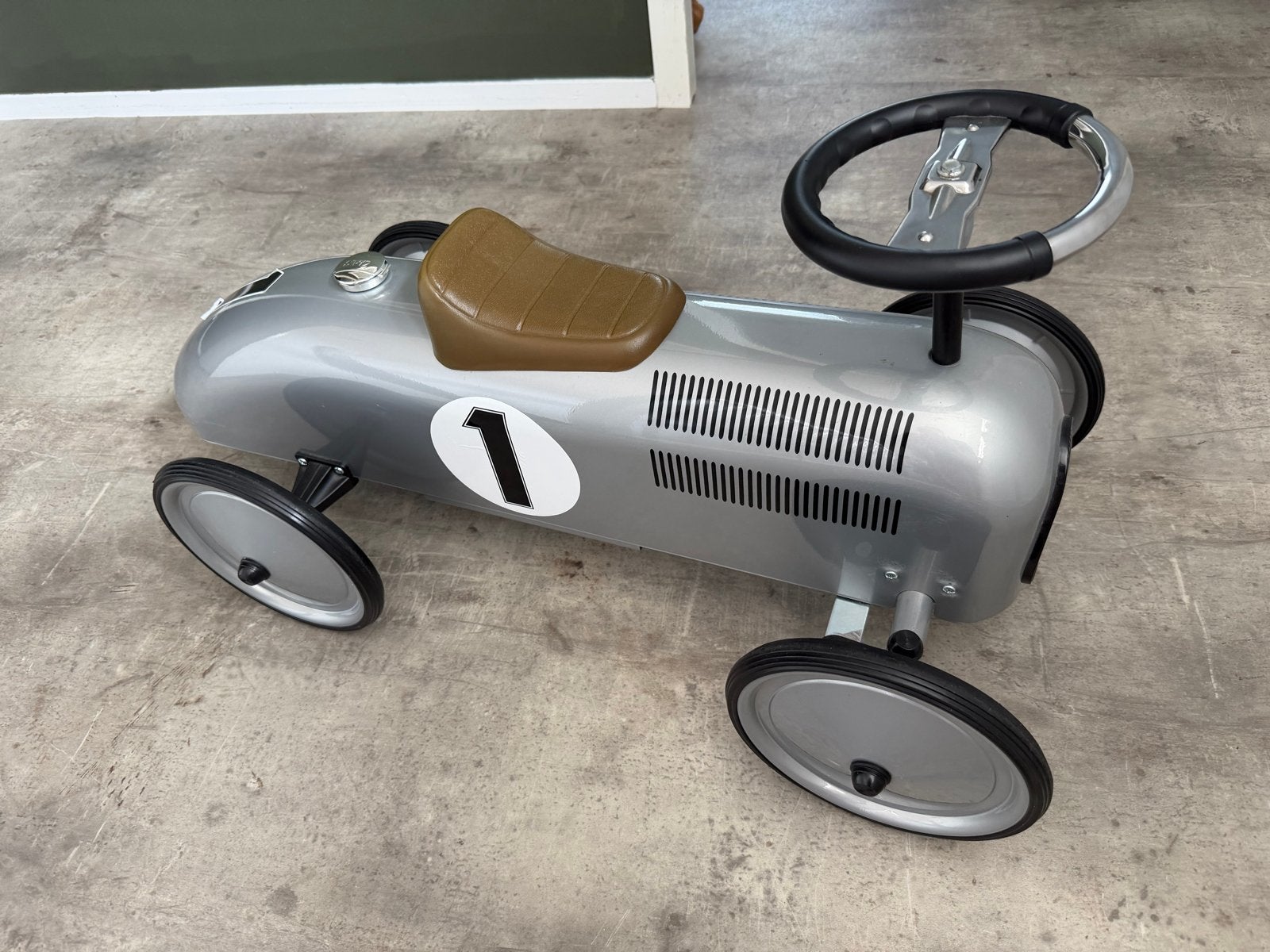 Zilveren Retro Loopauto met Nummer 1, Ophalen, Zo goed als nieuw
