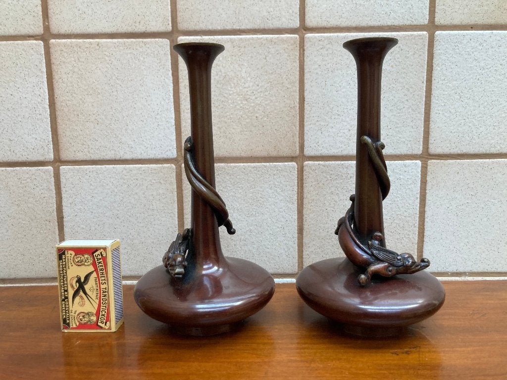 2 Japanse ikebana bronzen vaasjes met draken rond de halsjes, Antiek en Kunst, Bruin, Ophalen of Verzenden, 18 cm, Vaas