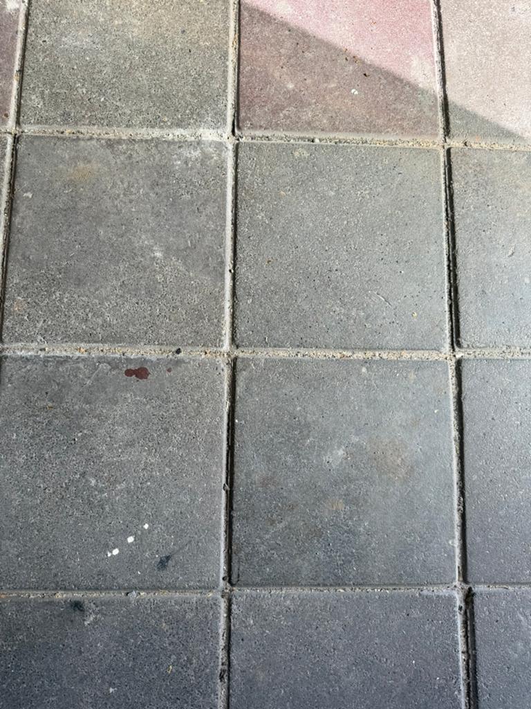 Hulp gezocht: opnieuw straten van de garage vloer, Ophalen, Overige materialen, 60 cm of meer, Zo goed als nieuw