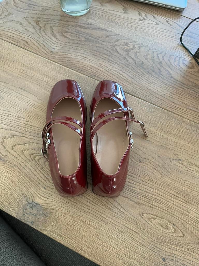 Bordeaux rode schoenen, Schoenen met lage hakken, Ophalen of Verzenden, Zo goed als nieuw, Rood