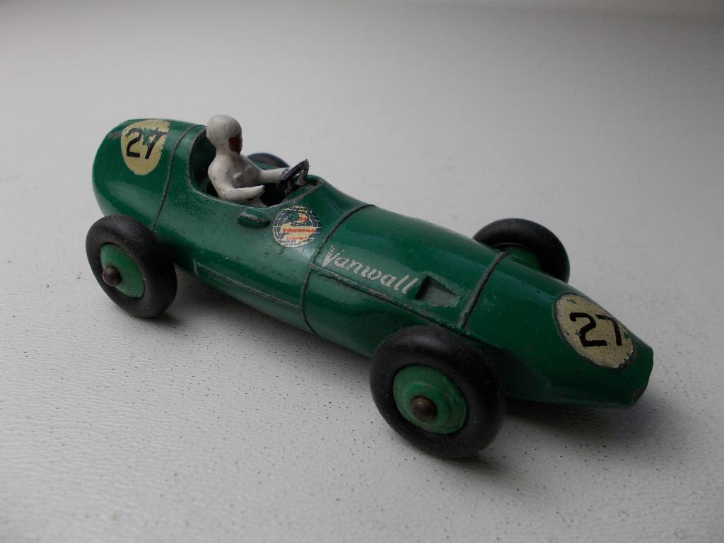 1958 Dinky Toys 239 VANWALL RACING CAR + DRIVER I.z.g.st., Ophalen of Verzenden, Zo goed als nieuw, Auto, Dinky Toys