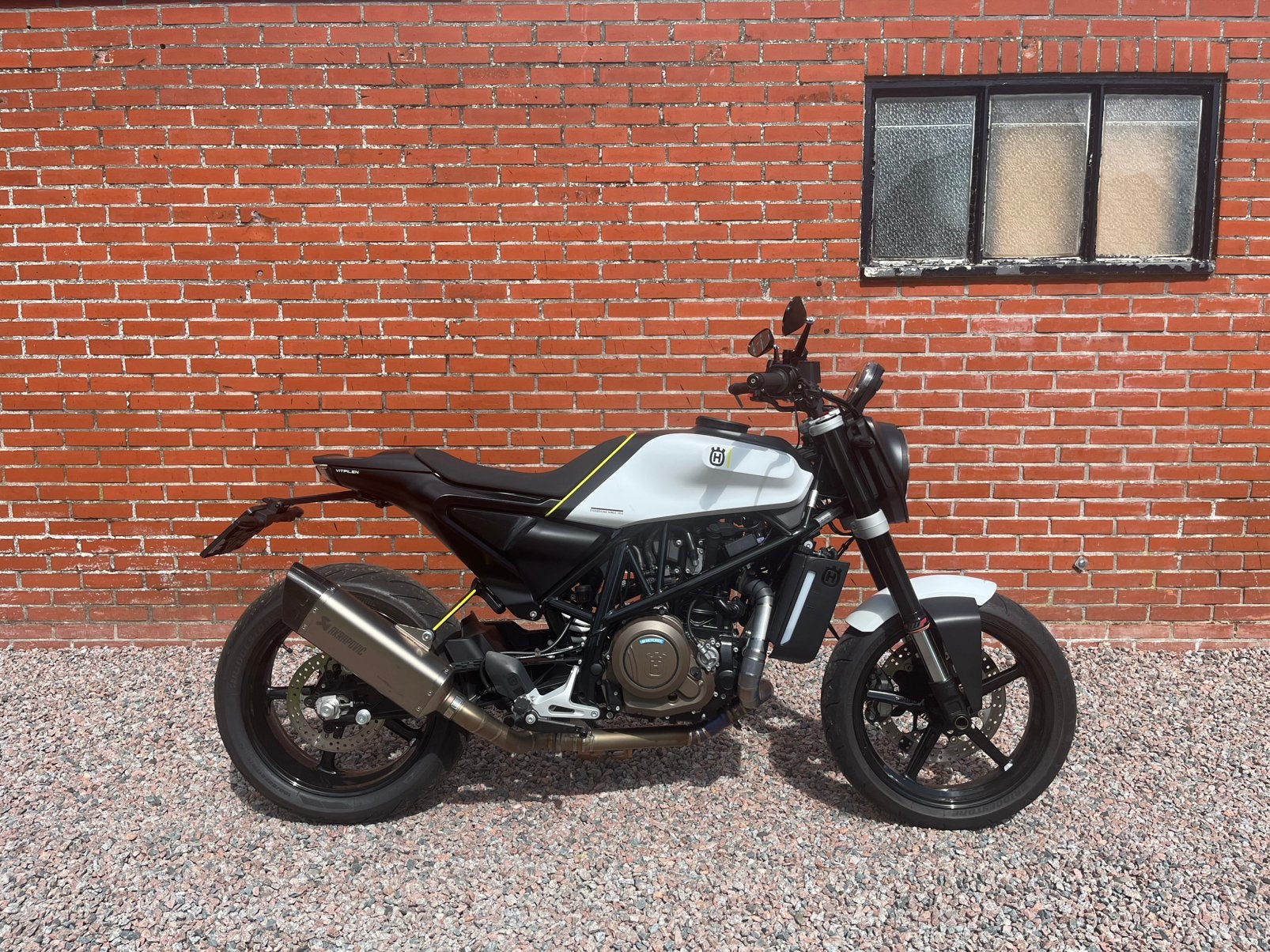 2020 Husqvarna 701 Vitpilen — Svartpilen 9000km, 700 cc, Occasion, Motorrijbewijs A, Meer dan 35 kW