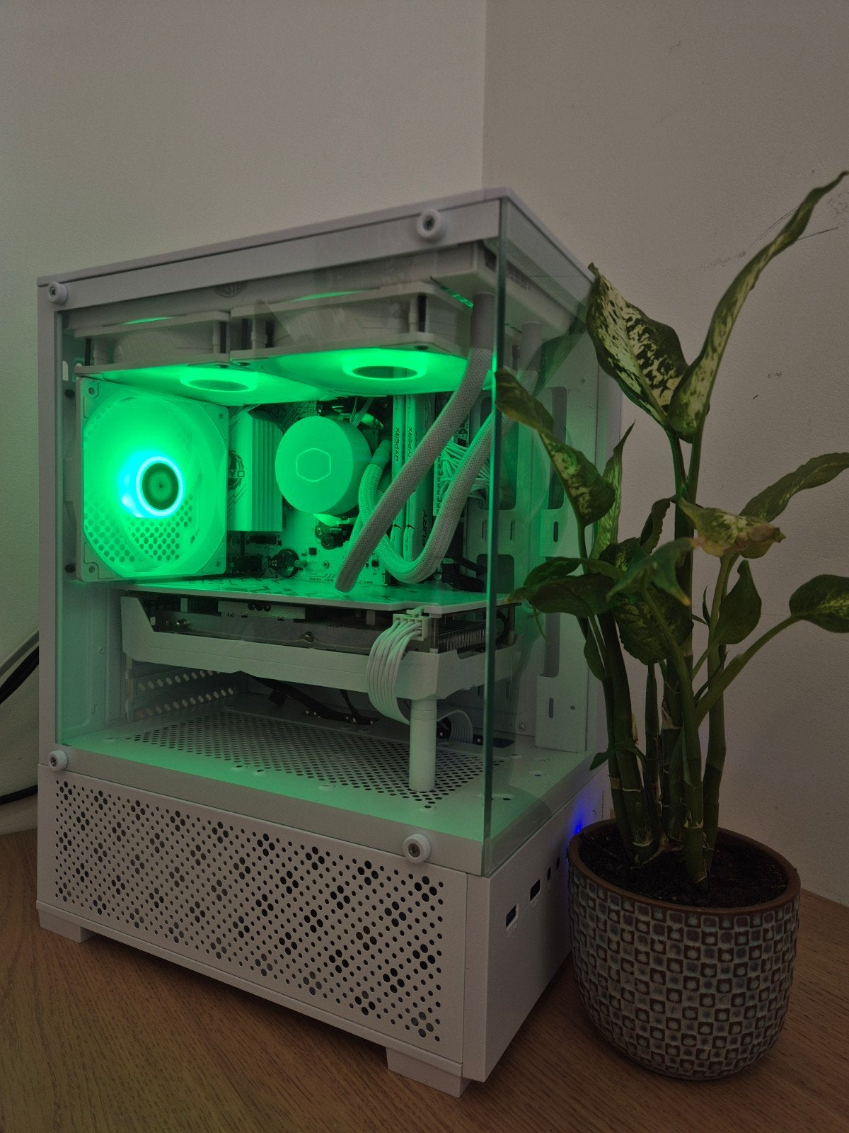 Foto 4 van Gaming PC Wit | 5500 | RX 6750 GRE 10G | 1TB SSD | 32GB DDR4