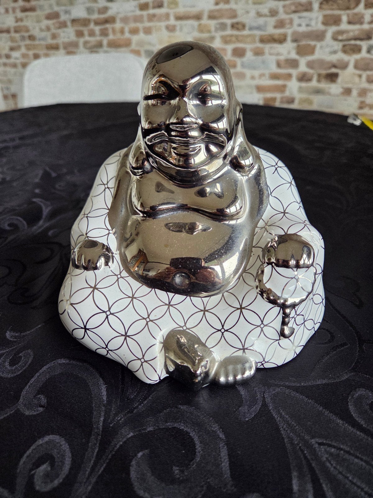 Zilverkleurige Boeddha met wit/zwart patroon - 15 cm hoog, Huis en Inrichting, Ophalen of Verzenden, Zo goed als nieuw, Overige materialen