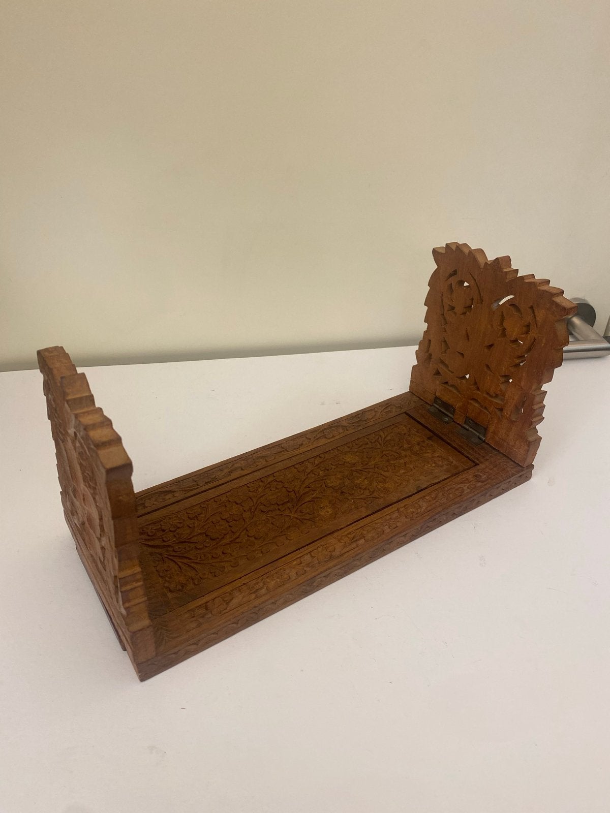 Opklapbaar houten boekenrekje met bewerkingen, Ophalen of Verzenden