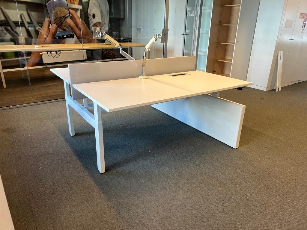 Foto 14 van Ahrend duo-bureau met slinger/kabelgoot 250€/st, 80st