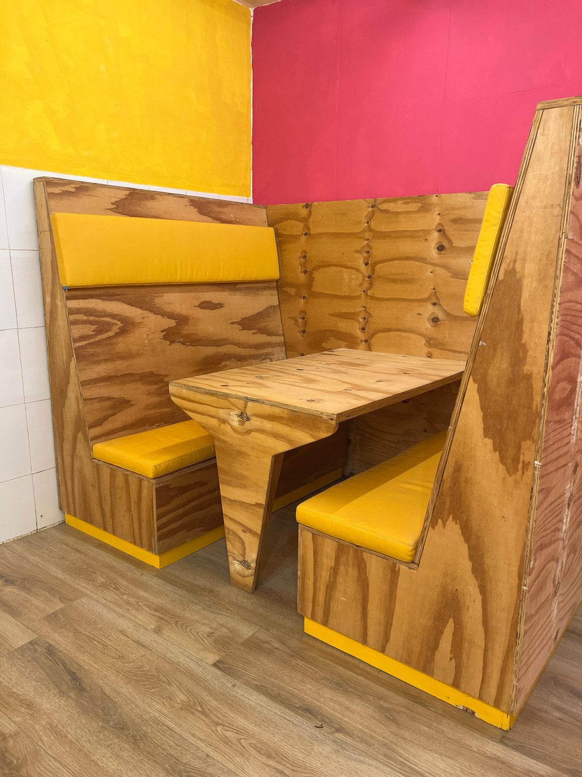 Houten bank met tafel en gele kussens, Gebruikt, 100 tot 125 cm, Hoekbank, Ophalen of Verzenden