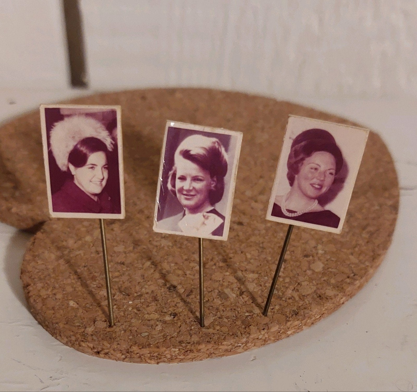 pinnetjes Koningshuis Oranjes  Beatrix  Margriet pin speldje, Ophalen of Verzenden, Zo goed als nieuw, Overige onderwerpen