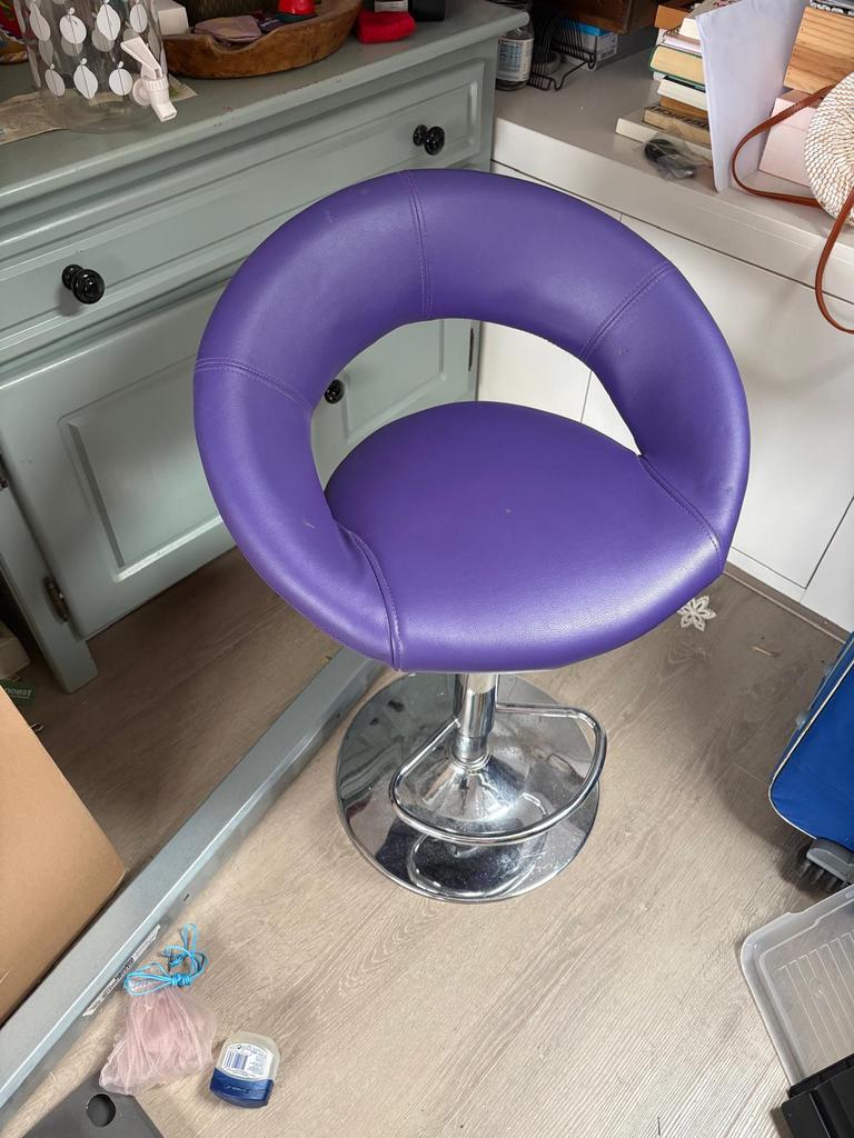 Kruk rvs met paars leer, Huis en Inrichting, Barkrukken, 60 tot 90 cm, Leer, Ophalen of Verzenden, Zo goed als nieuw