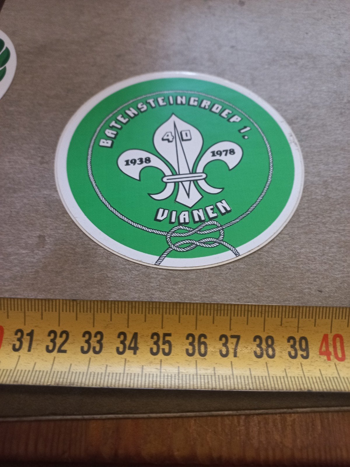 Vintage Batensteingroep 1 Vianen 40 jaar scouting sticker, Ophalen of Verzenden, Zo goed als nieuw, Overige typen