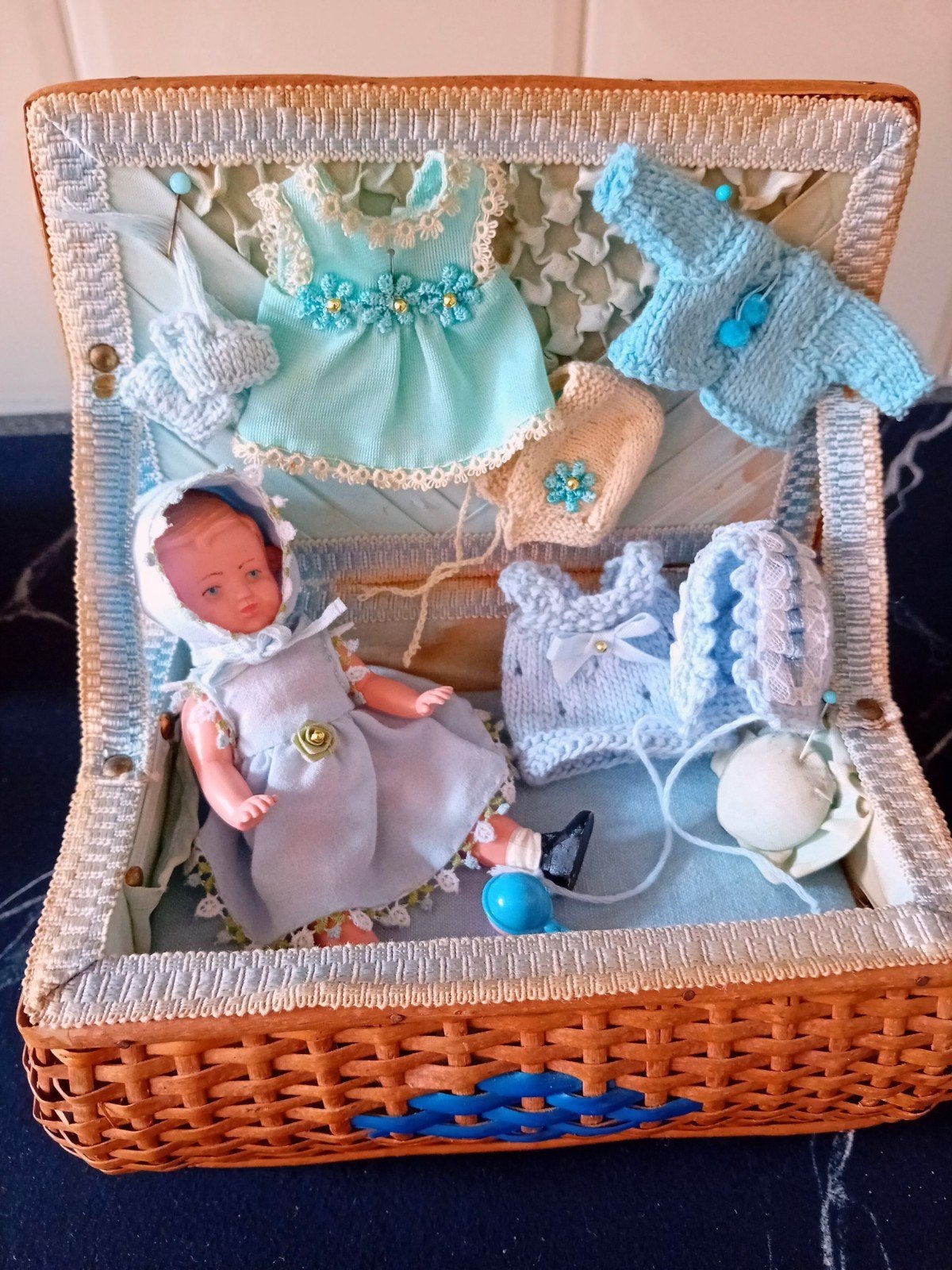 mandje  met popje en kleertjes T.E A.B, Verzamelen, Poppen, Ophalen of Verzenden, Gebruikt, Pop
