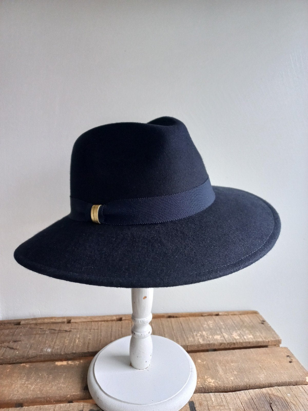 Nieuwe, niet te grote dameshoed in donkerblauw, Kleding | Dames, Ophalen of Verzenden, Zo goed als nieuw