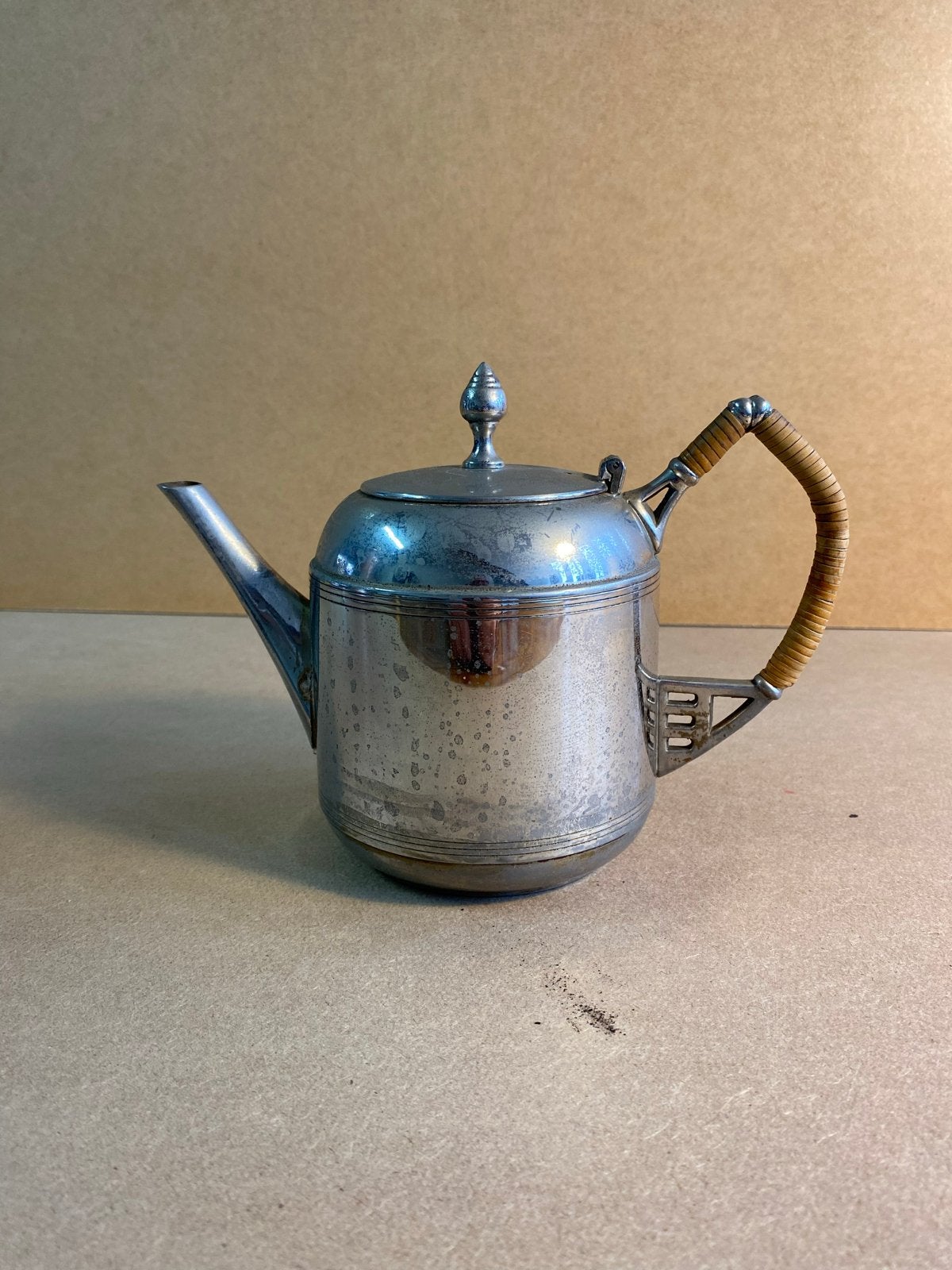 Antieke verzilverde theepot met rieten handvat, Ophalen