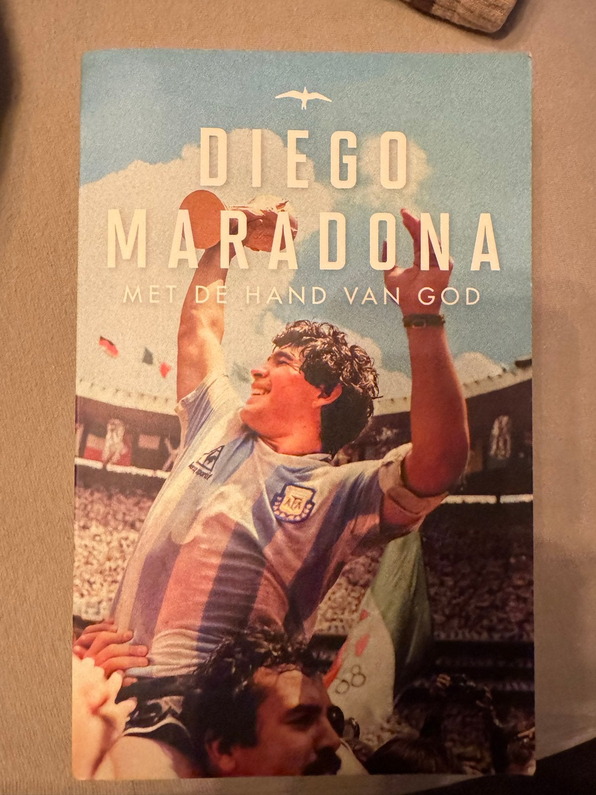 Diego Maradona - Met de hand van God, Boeken, Ophalen of Verzenden, Zo goed als nieuw, Balsport