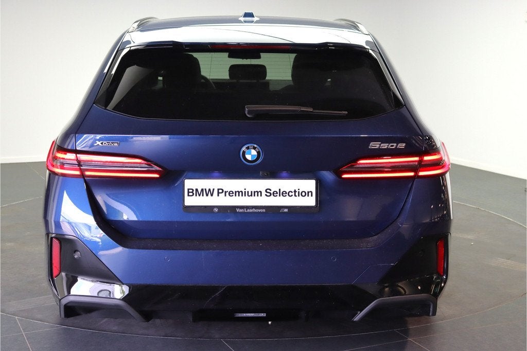 BMW 5 Serie Touring 550e xDrive M Sport Automaat / Trekhaak, Auto's, BMW, Gebruikt, Zwart, Blauw, Hybride Elektrisch/Benzine