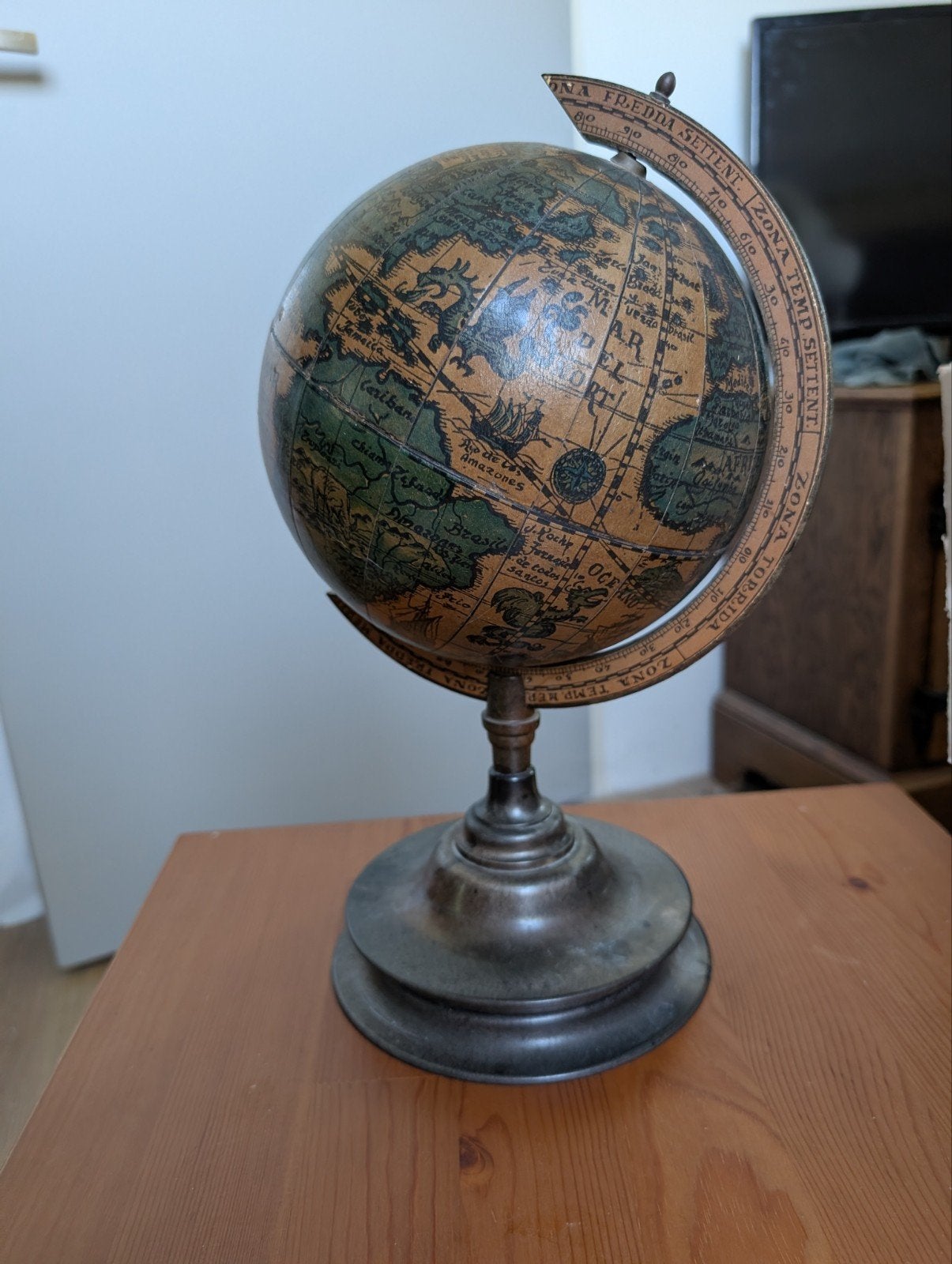leuke vintage look wereldbol., Huis en Inrichting, Woonaccessoires | Wereldbollen, Ophalen, Draaibaar, Zo goed als nieuw, Antieke wereldbol
