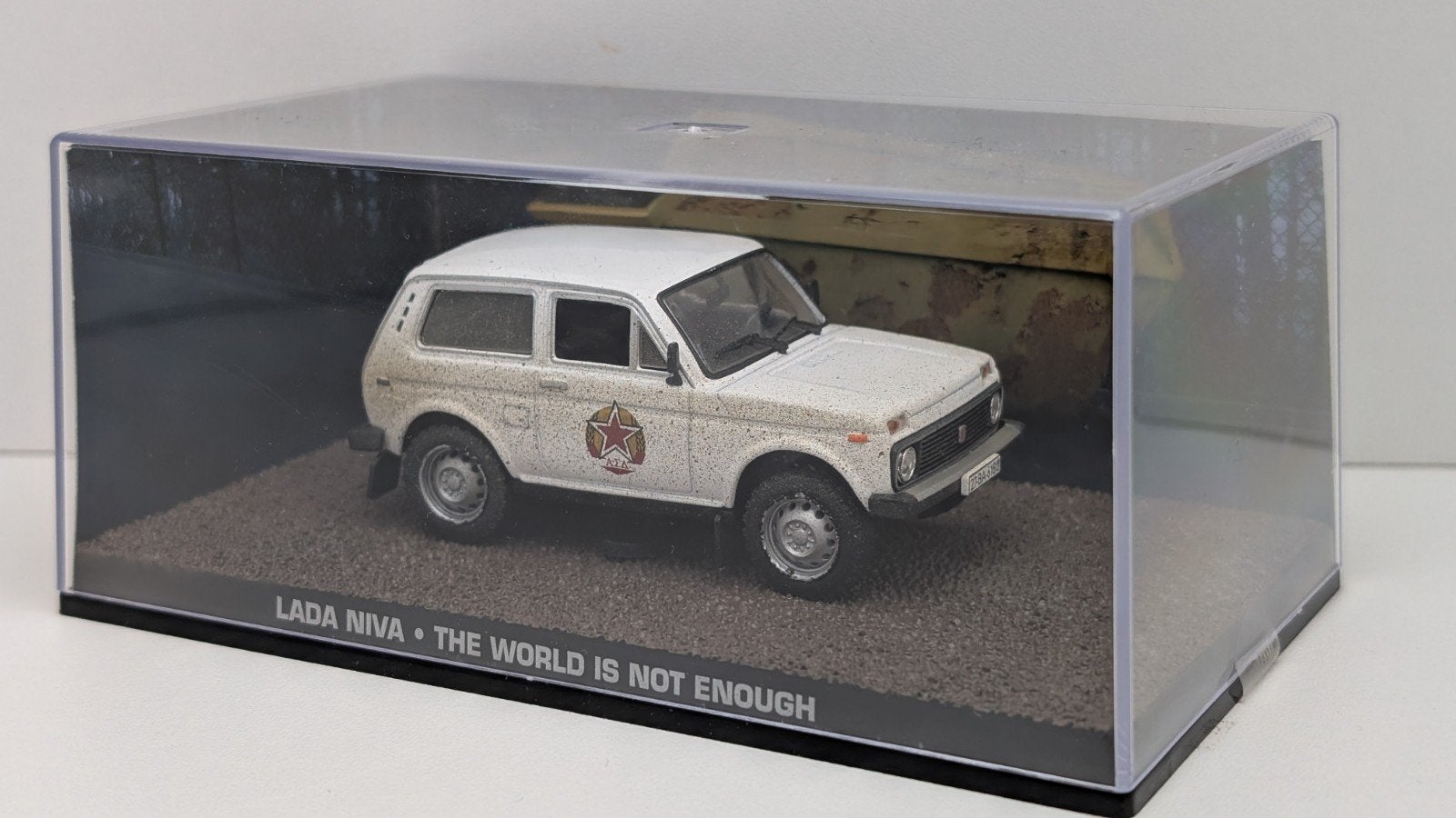 1/43 James Bond Car Collection #116: Lada Niva - TWINE, Ophalen of Verzenden, Zo goed als nieuw, Auto, Overige merken