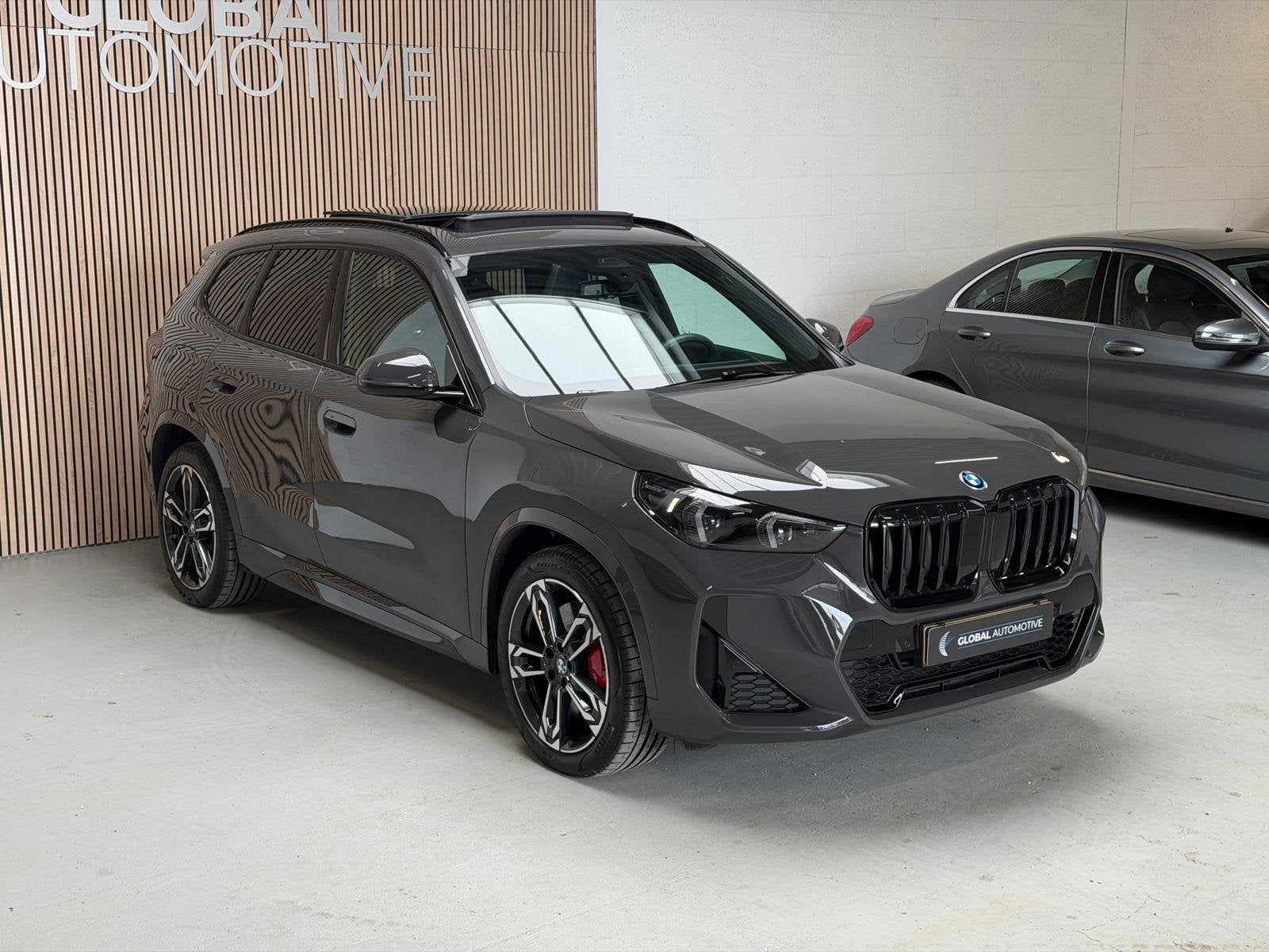 BMW X1 XDrive25e - M SPORT PRO - PANORAMADAK - KUIPSTOELEN -, 16 kWh, Bedrijf, Hybride Elektrisch/Benzine, 3 cilinders
