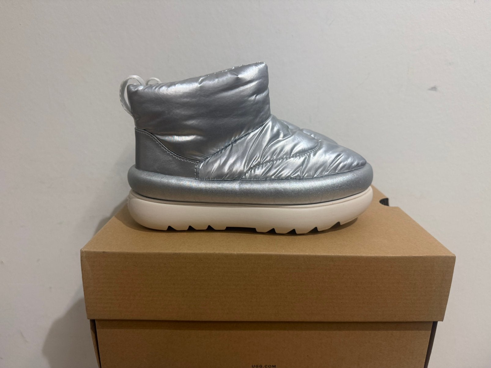 Te koop nieuwe UGG Classic Maxi Mini Silver maat 36, Kleding | Dames, Postlaan 3, Overige kleuren, UGG, Nieuw