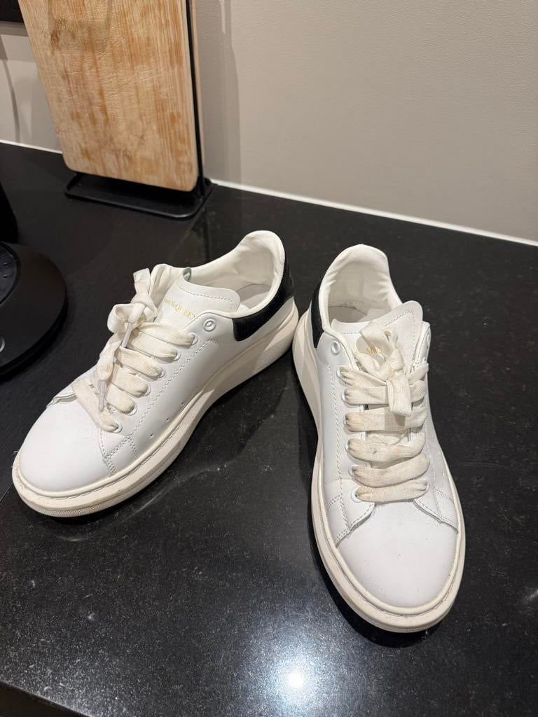 Alexander McQueen sneakers maat 42 - Zo goed als nieuw, Kleding | Heren, Schoenen, Ophalen of Verzenden, Zo goed als nieuw, Wit